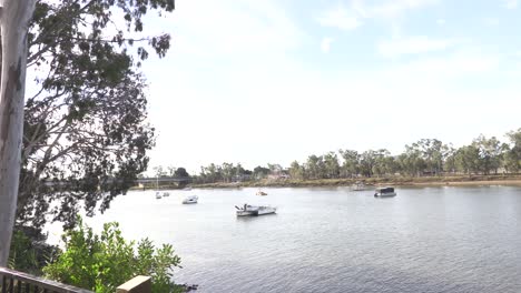 Barcos-Flotando-En-El-Río-Fitzroy,-Rockhampton