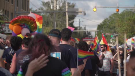 Gente-Marchando-En-La-Calle-Con-Banderas-Del-Orgullo-En-El-Desfile-Del-Orgullo-De-River-City-En-Jacksonville,-Fl