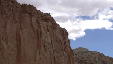 Eine-Weitwinkelaufnahme-Des-Riffs-Und-Der-Klippen-Im-Capitol-Reef-State-National-Park