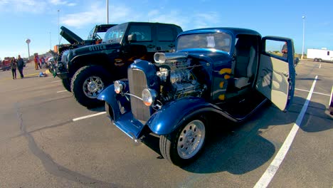 Ein-Schöner-Abzugsschuss-Vom-Motor,-Um-Diesen-Blauen-Roadster-Zu-Enthüllen