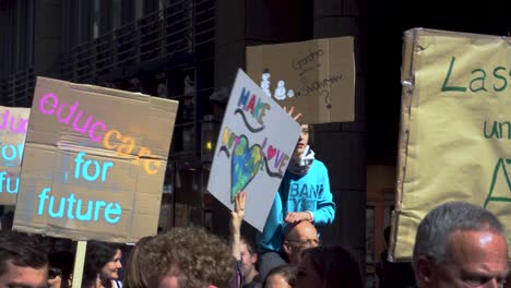 Fridays-For-Future-Demonstrant-Hält-Schild-Hoch,-Köln