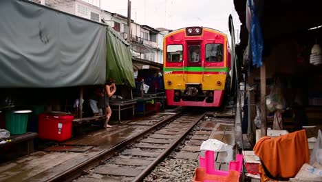 Eine-Aufregende-Zugfahrt-Zum-Mae-Klong-Eisenbahnmarkt