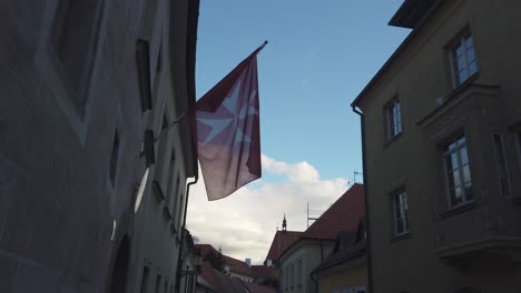 La-Bandera-De-La-Orden-De-Malta-Apenas-Ondea-Frente-A-La-Embajada-En-Bratislava