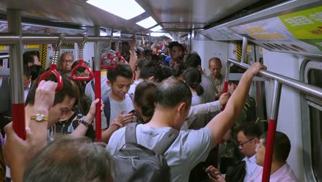 Pendler-In-Einer-überfüllten-Nahverkehrsbahn-Oder-Einem-Mrt-Zug-Im-Unterirdischen-Verkehrsnetz-Von-Hongkong