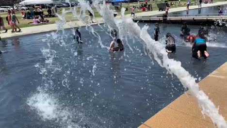 Kinder-Planschen-Und-Amüsieren-Sich-Im-San-Diego-Waterfront-Park