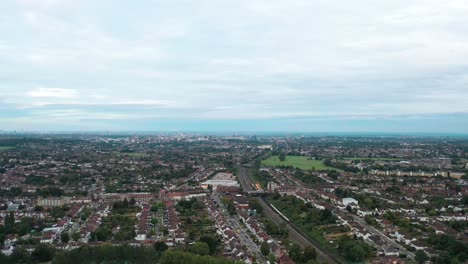 Vista-Aérea-Desde-El-Terreno-Recreativo-De-Kenton-En-Harrow,-Al-Noroeste-De-Londres-Con-El-Estadio-De-Wembley-Al-Fondo