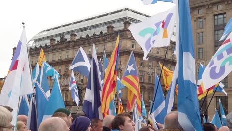 Una-Cámara-Lenta-Y-Un-Primer-Plano-De-Una-Multitud-De-Personas-Con-Banderas-En-El-Fondo