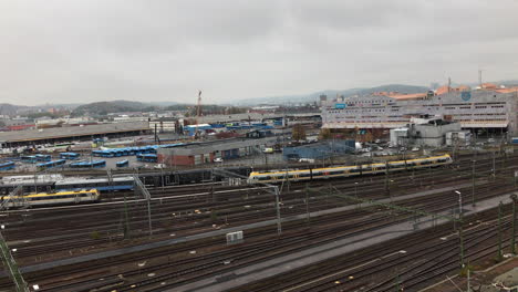 15-De-Octubre-De-2019,-Gotemburgo,-Suecia:-Video-Panorámico-Lento-Sobre-Vagones-De-Tren-En-El-Centro-De-Gotemburgo-En-Un-Día-Gris-De-Invierno