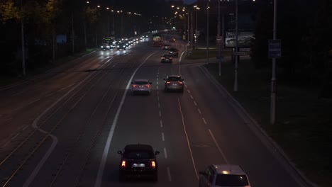 Nächtlicher-Fahrzeugverkehr-Auf-Der-Belebten-Straße-Am-Flussufer-In-Bratislava