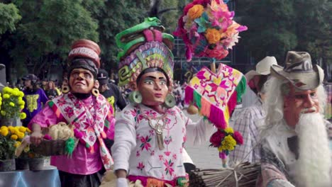 Indígenas-Disfrazados-Saludando-A-La-Multitud-Durante-La-Celebración-Del-Día-De-Los-Muertos