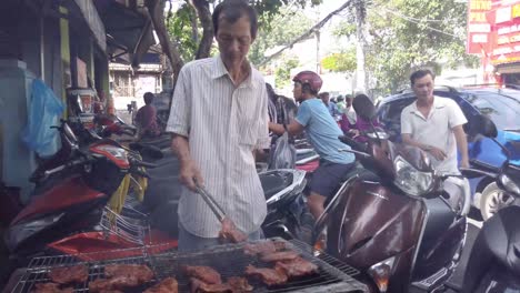 Vietnamese-Street-food-vendor-preparing-food-for-people-on-their-way-to-work
