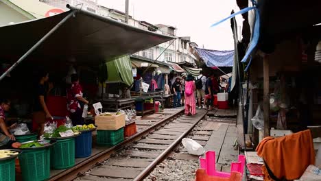 Eine-Aufregende-Zugfahrt-Zum-Mae-Klong-Eisenbahnmarkt