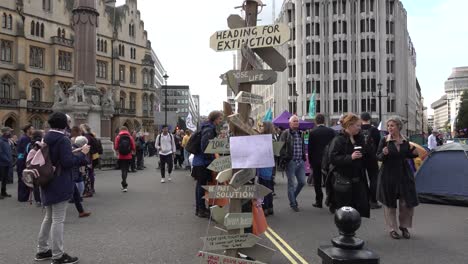 Protesters-put-up-a-sign-warning-of-extinction-during-the-Extinction-Rebellion-protests-in-London,-UK