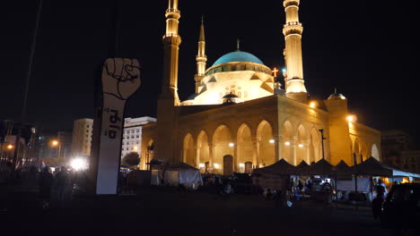 Primera-Escultura-Con-Revuelta-Escrita-Frente-A-La-Mezquita-De-Mohammad-Al-amin-Durante-La-Revolución-Del-Líbano