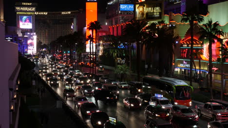 Lapso-De-Tiempo-Nocturno-De-Las-Vegas-Nevada-Con-Tráfico-Y-Personas-4k