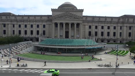 Vuelo-Aéreo-Más-Allá-Del-Museo-De-Brooklyn-Horizontalmente-Recto-En-4k