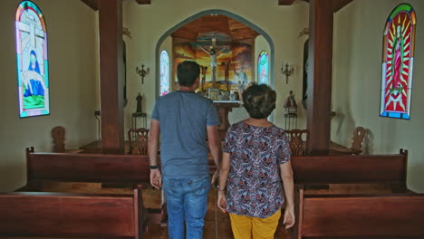 Madre-E-Hijo-Yendo-A-La-Capilla-En-El-Volcán-Arenal---Costa-Rica