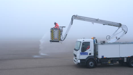 Camión-De-Descongelación-Está-Probando-Su-Equipo-En-Una-Plataforma-Del-Aeropuerto