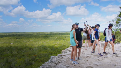 Plano-General-De-Personas-Disfrutando-De-La-Vista-En-La-Parte-Superior-Maya-De-La-Pirámide-En-El-Sitio-Arqueológico-De-Muyil,-Chunyaxche,-Quintana-Roo,-México