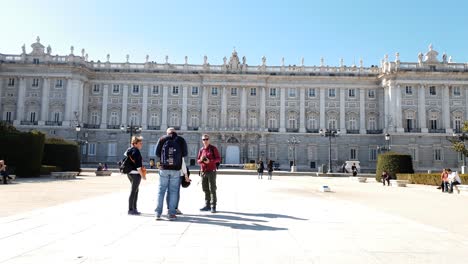 Turistas-Caucásicos-Con-Cámaras-Frente-Al-Palacio-Real,-El-Palacio-Real-De-Madrid,-Explorando-España