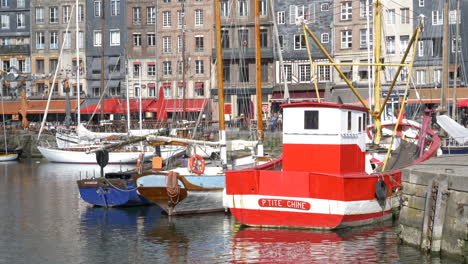 Veleros-Albergados-Cerca-De-Altos-Edificios-Coloridos-En-Honfleur,-Francia