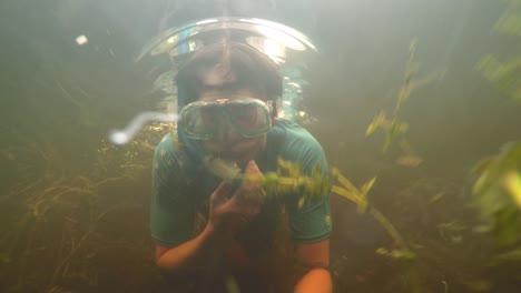 Buceo-Libre-Nadando-A-Través-De-Malezas-En-El-Río