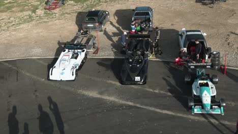 Coches-De-Carreras-Estacionados-Al-Lado-De-La-Carretera-En-La-Colina-En-Imtahleb-Malta-Para-Control-De-Mantenimiento-En-Un-Día-Soleado---Toma-Aérea