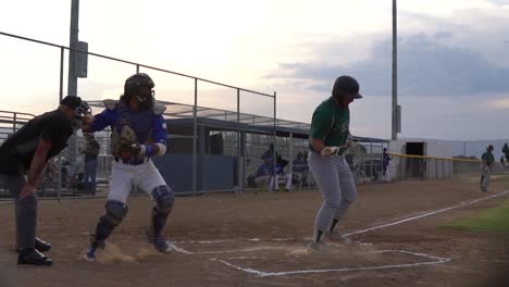 Clip-De-Cámara-Lenta-De-Un-Bateador-De-Béisbol-De-Ligas-Menores-Ponchado-Durante-Un-Juego-De-La-Noche