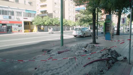 Bauschutt-Und-Rohre-Am-Straßenrand-In-Sevilla-Abgesperrt