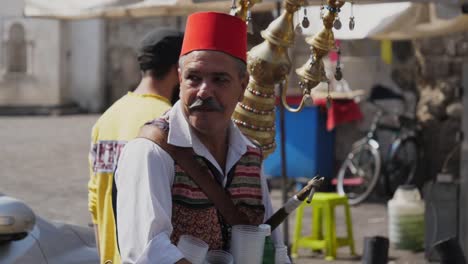 Porträtaufnahme-Eines-Mannes,-Der-Das-Traditionelle-Lakritzgetränk-Auf-Einem-Basar-In-Der-Innenstadt-Von-Damaskus-Verkauft