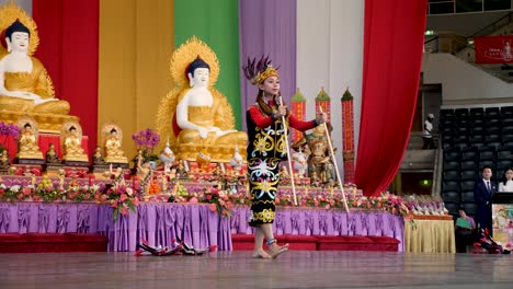 Mujeres-Indonesias-Bailando-Danza-Del-Vientre-Con-Candelabro-En-La-Cabeza-Durante-El-Festival-De-Cumpleaños-De-Buda,-Brisbane-2018