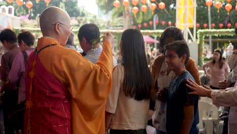 Monje-Rocía-Agua-De-Bendición-Sobre-La-Gente-Durante-El-Festival-De-Cumpleaños-De-Buda