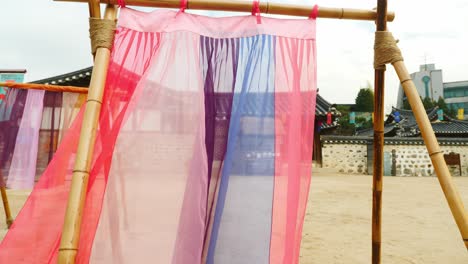 Bunter-Hanbok-Stoff,-Der-An-Traditionellen-Koreanischen-Hanoaks-Im-Hanoak-Dorf-Namsangol-Hängt