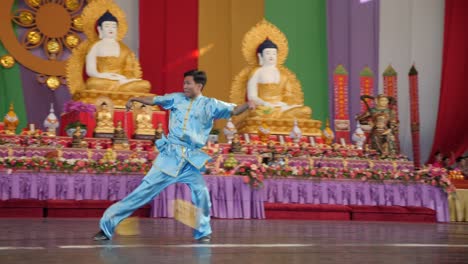 Los-Chinos-Shaolin-Realizan-Artes-Marciales-Chinas-Durante-El-Festival-De-Cumpleaños-De-Buda-En-El-Templo