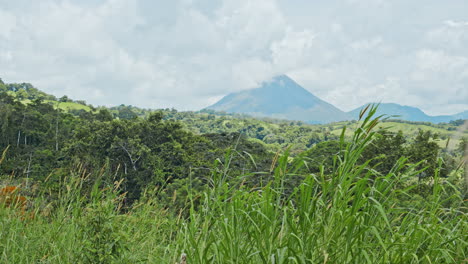 Foto-De-Una-Chica-Rubia-Mirando-El-Volcán-Arena-En-Costa-Rica