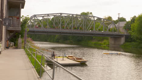 Puente-Panorámico-Y-Frente-Al-Río-En-La-Pintoresca-Pequeña-Ciudad-De-Elora,-Ontario