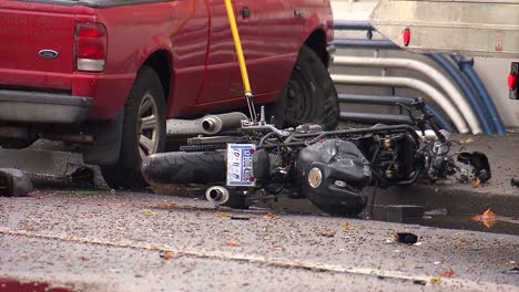 Grúa-Limpiando-Las-Secuelas-De-Una-Camioneta-Roja-Que-Se-Estrelló-Contra-Una-Motocicleta