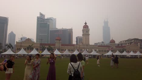 Turistas-Tomando-Fotografías-En-El-Dataran-Merdeka-En-Medio-De-Una-Espesa-Neblina-Causada-Por-Los-Incendios-Forestales-De-Indonesia