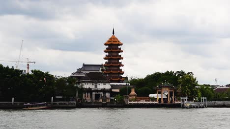 El-Templo-Y-Pagoda-Che-Chin-Khor-En-El-Río-Chaophraya-Es-Famoso-Entre-Los-Devotos-Y-Entre-Los-Dibujantes,-Fotógrafos-Y-Turistas-De-Todo-El-Mundo