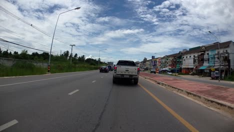 Este-Es-Un-Lapso-De-Tiempo-Con-Una-Cámara-De-Acción-Montada-Frente-Al-Camión,-Conduciendo-De-Pranburi-A-Hua-Hin-Y-De-Hua-Hin-A-Bangkok-En-Phet-Kasem-Road