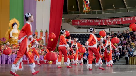 Chinesische-Kinder-Tanzen-Mit-Traditioneller-Chinesischer-Laterne-Während-Des-Buddha-geburtstagsfestivals-Brisbane-2018-Chinesische-Kinder-Tragen-Traditionelle-Kleidung-Und-Tanzen-Vor-Der-Buddha-statue