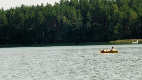 Couple-kayakin-on-Wdzydze-lake-in-Kaszubski-park-krajobrazowy-in-Pomeranian-Voivodeship