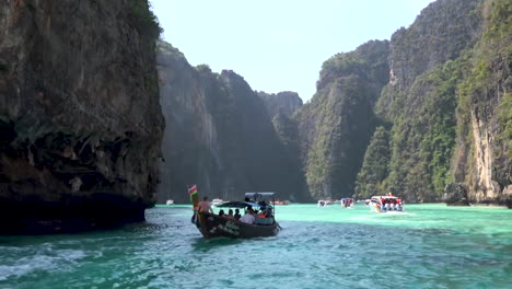 Los-Barcos-Que-Transportan-Turistas-A-La-Bahía-Maya-Y-De-Regreso-A-La-Isla-Phi-Phi