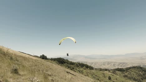 Parapente-Comienza-A-Volar-Desde-La-Cima-De-Una-Montaña