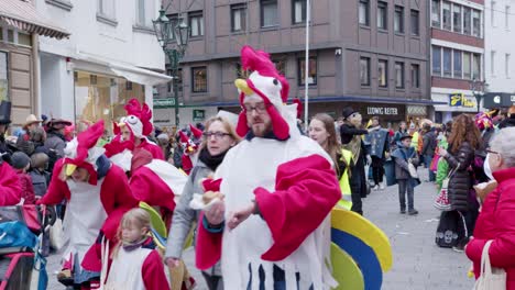 Rosenmontag-Carnaval-In-Düsseldorf,-Germany-With-Chicken-Costume-In-Slow-Motion