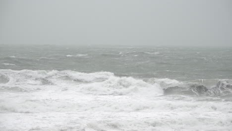 La-Tormenta-Ciara-Provoca-Enormes-Olas-Frente-A-La-Costa-De-Cornualles-En-Porthleven