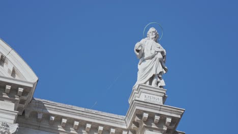 Statue-Von-Petrus-Acotantus-Auf-Der-Kirche-Von-Saint-Roch