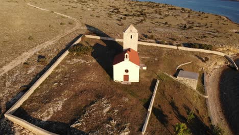 Schöne-Traditionelle-Kleine-Inselkirche-In-Der-Adria,-Luftaufnahme-Nähert-Sich