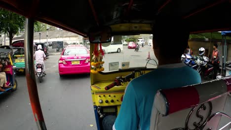 Das-Tuk-Tuk-Ist-Ein-Berühmtes-Fahrzeug-Zum-Pendeln-Und-Touren-Durch-Bangkok-Und-Wird-Hauptsächlich-In-Touristischen-Gebieten-Und-In-Der-Provinz-Gesehen