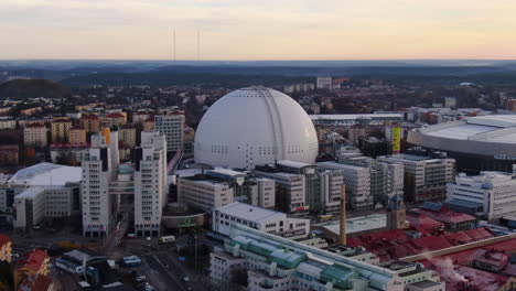 Aufschlussreiche-Pull-Back-Drohnenaufnahme-Von-Ericsson-Globe-Area-Am-Späten-Nachmittag